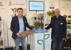 Ronald Lamers en Cees Bronkhorst van SierteeltSales met het product van hun nieuwe kweker Orchideeënkwekerij de Molenhoek dat komt in hun nieuwe fust.